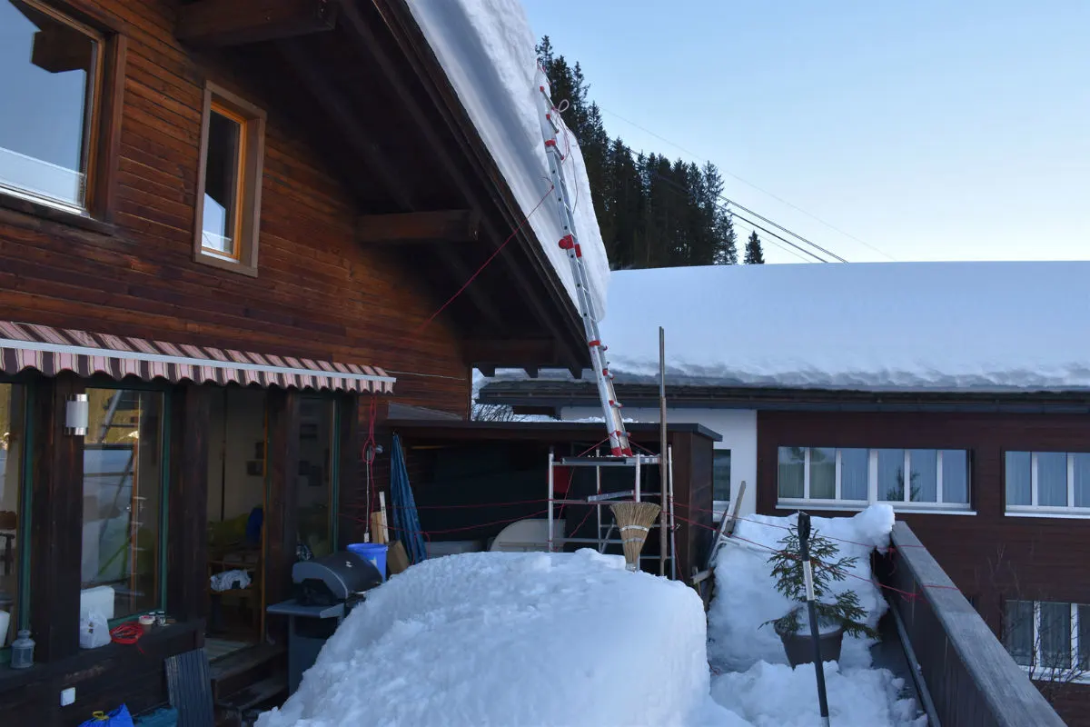 Arosa GR - Sturz von Leiter beim Schneeschaufeln