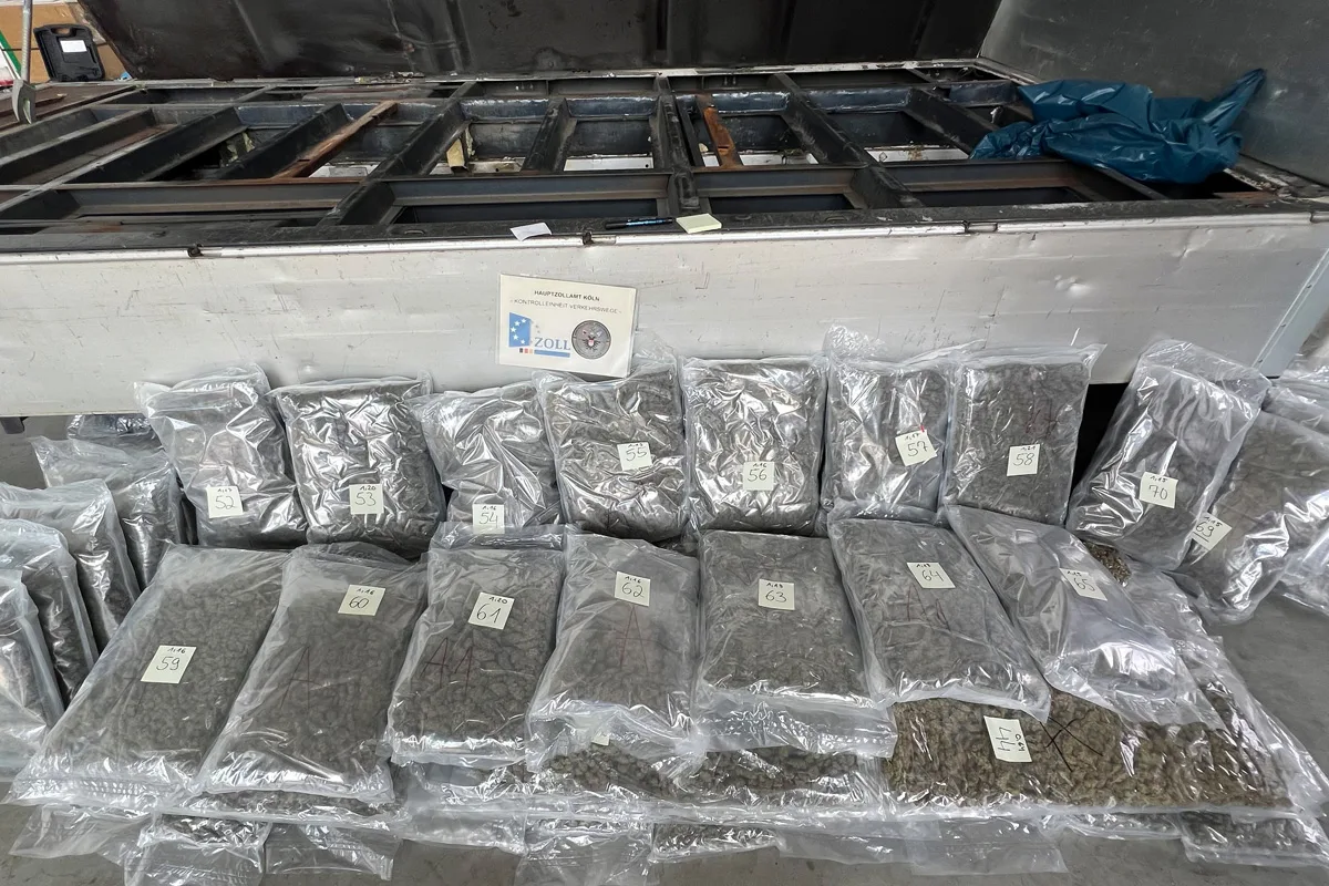 Köln NW – Zoll findet 5,5 Kilo Kokain und 63 Kilo Marihuana in Transporter