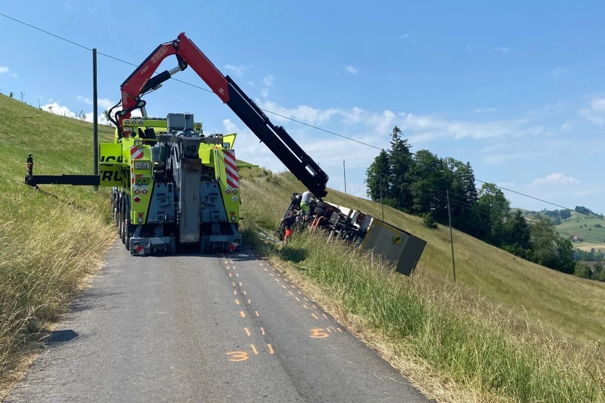 Verkehrsunfall heute in Menzingen ZG – Lastwagen seitlich ins Wiesland gekippt 