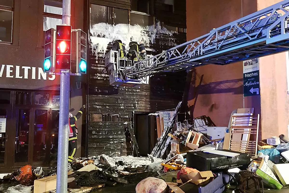 Feuer in Dortmund - Sperrmüllbrand greift auf Wohngebäudes über!