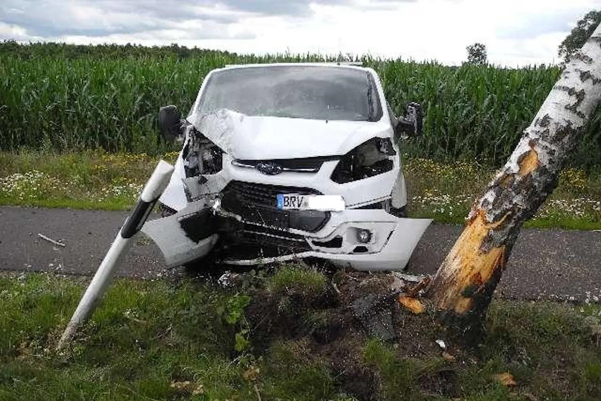 Stade – Polizei Fredenbeck sucht unbekannten LKW-Fahrer als Unfallverursacher und Zeugen