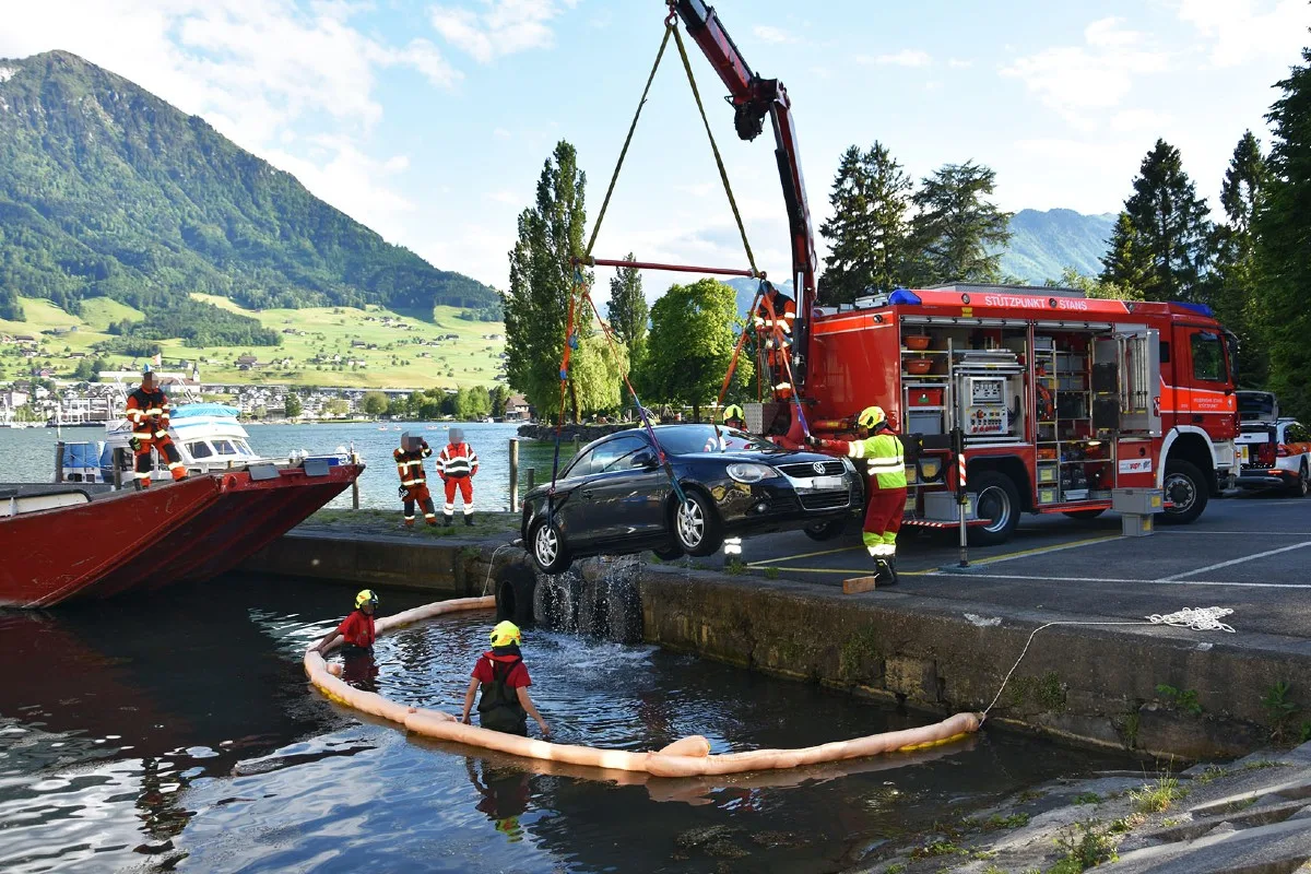 Ennetbürgen NW - Personenwagen rollt in Vierwaldstättersee