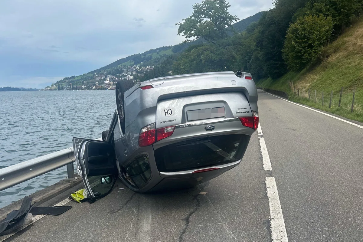 Arth SZ – Auto überschlägt sich bei Selbstunfall
