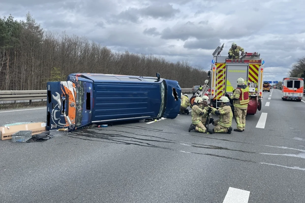 Lehrte NI - Unfall auf der A2 - Rettungsgasse blockiert 
