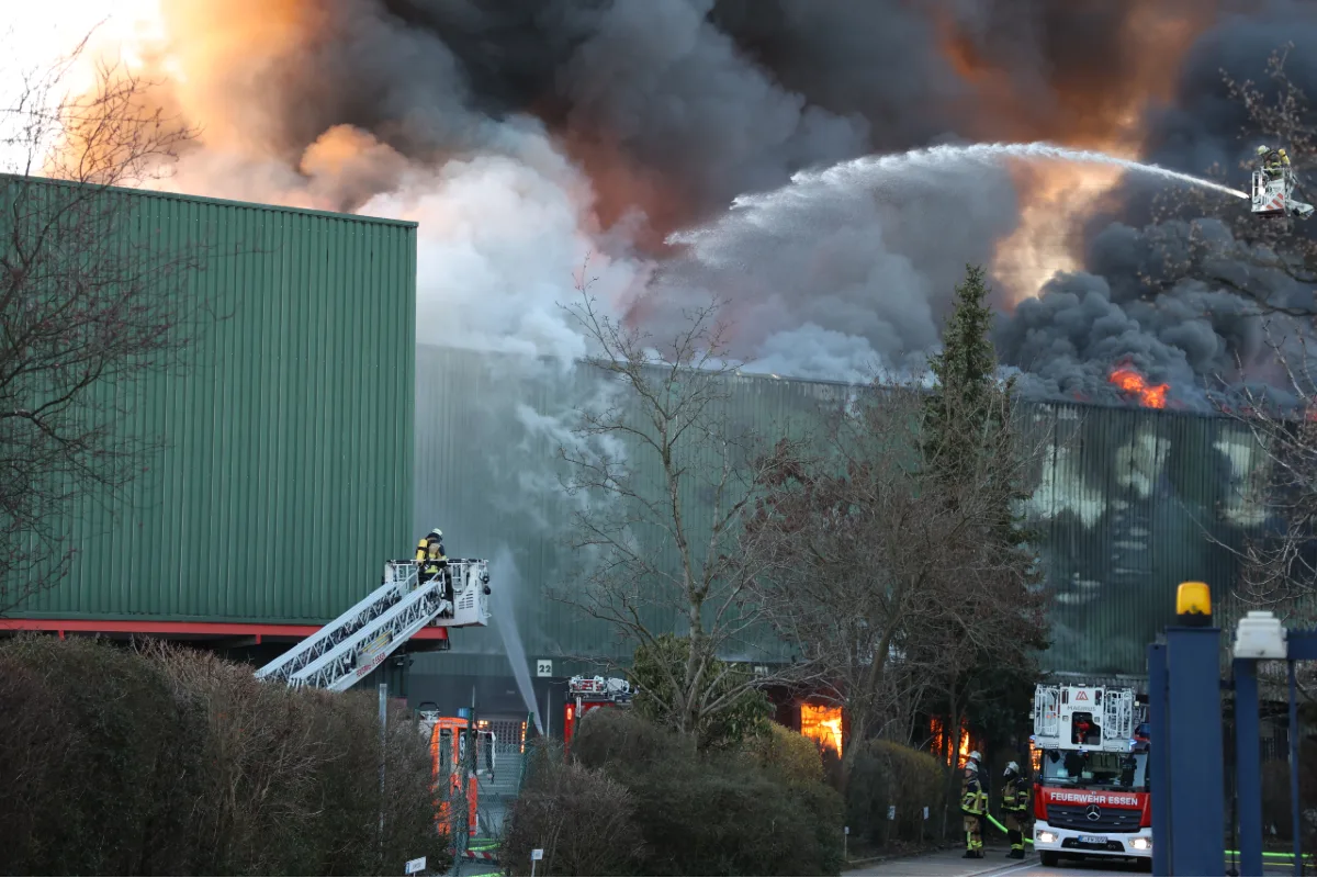 Essen-Kray - Möbellager gerät in Vollbrand