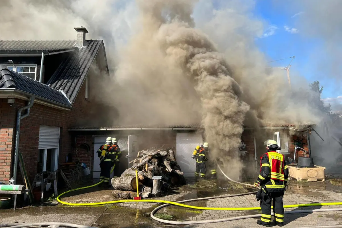 Mittelnkirchen – Übergreifen von Brand auf Reetdachhaus kann verhindert werden