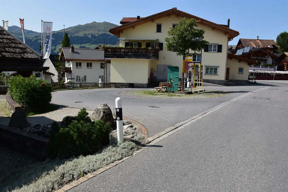 Pany GR - Frau nach Sturz bei Postautohaltestelle verstorben - Zeugenaufruf