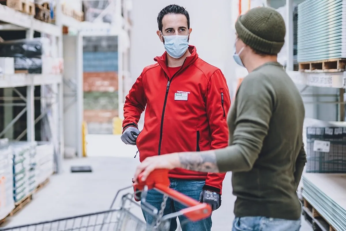 Cuxhaven -  Maskenverweigerer tritt Angestellten eines Einkaufsmarktes und hustet ihn absichtlich an 