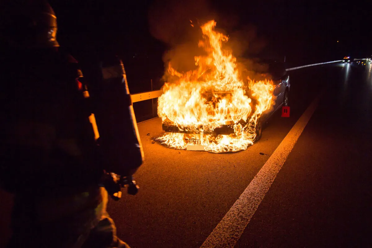 Baar ZG - Auto auf Autobahn ausgebrannt