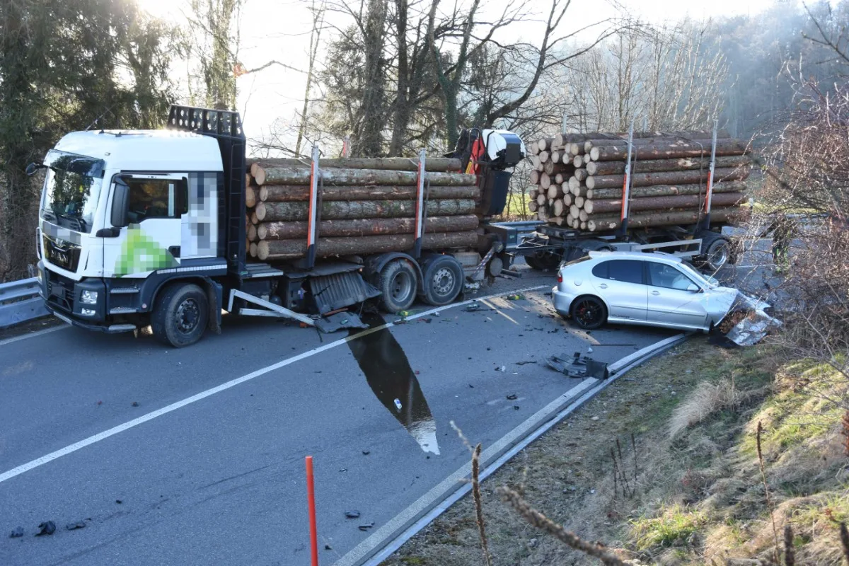 Eschenbach SG  - Seat gerät über die Sicherheitslinie und prallt in Lastwagen!