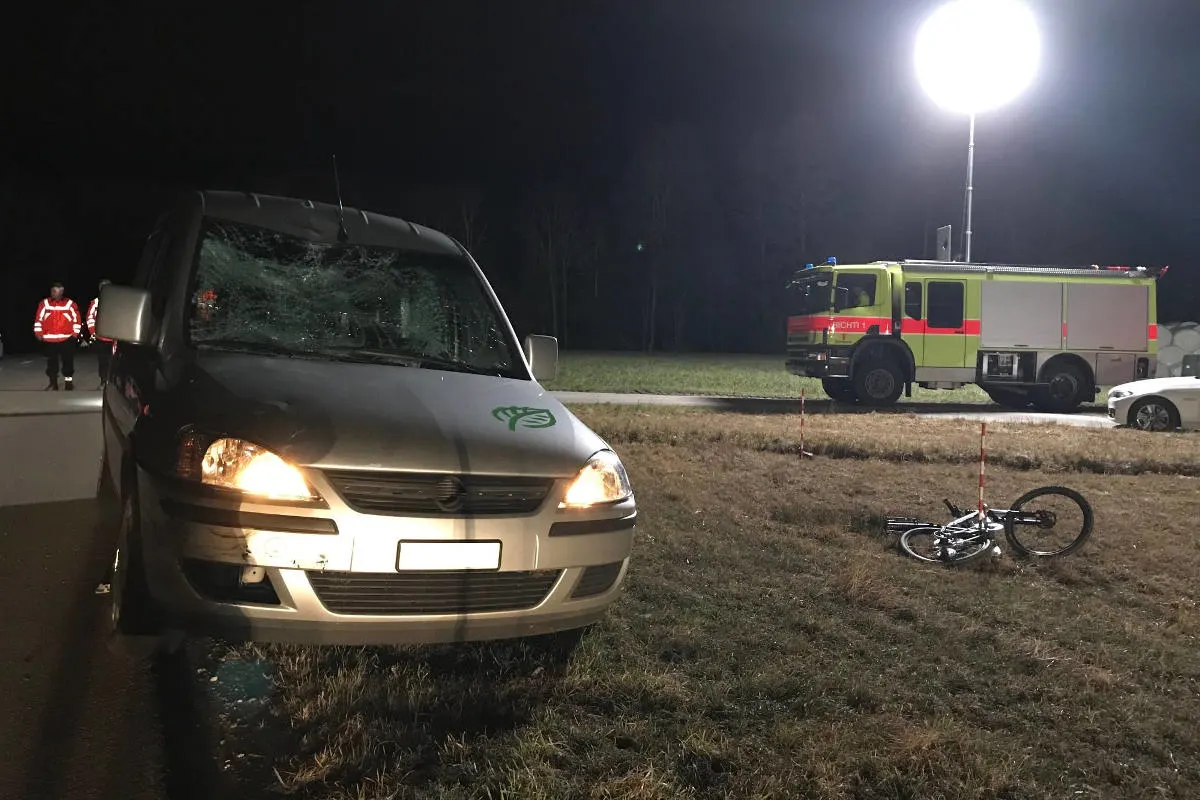 Samstagern ZH - Velofahrerin verletzt sich bei Verkehrsunfall - Zeugenaufruf