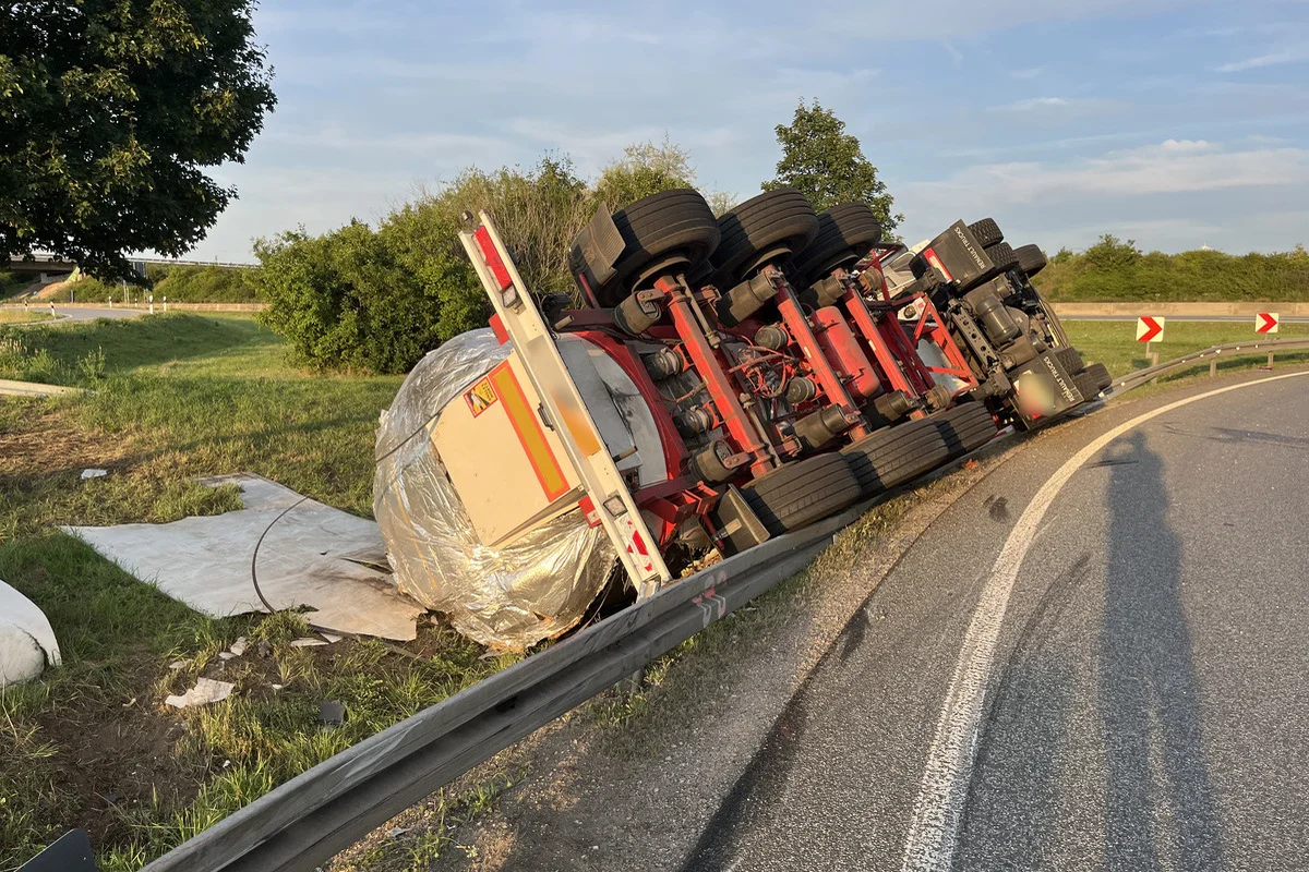 A71 Höhe Erfurt-Nord - Bierlaster kippt bei Unfall um