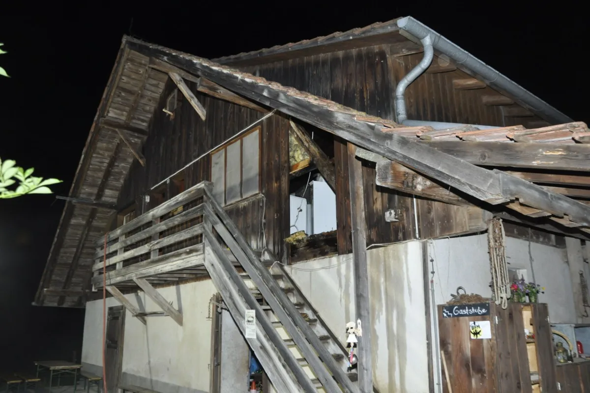 Brand in  Kleinlützel SO - Wespenspray löst Feuer in Besenbeiz aus!