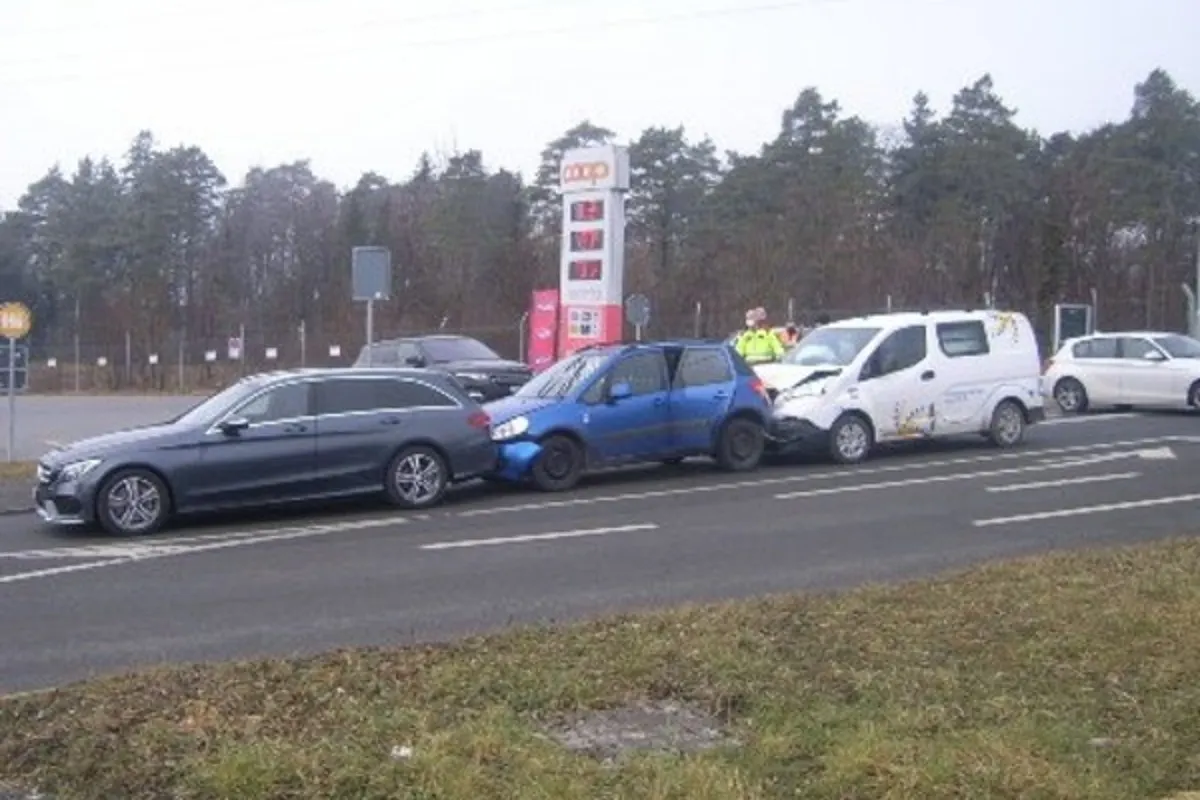 Schattdorf UR  Auffahrunfall zwischen drei Personenwagen – niemand verletzt