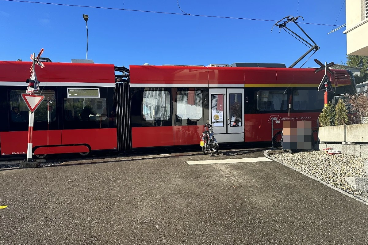 Teufen AR - Mofa kollidiert mit Bahn