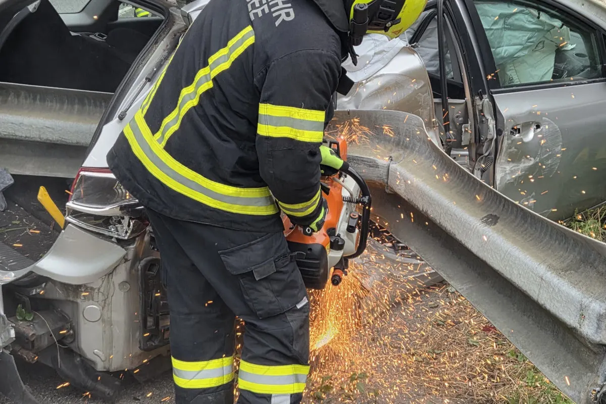 Ebensee – Auto bohrt sich nach Unfall in Leitplanke