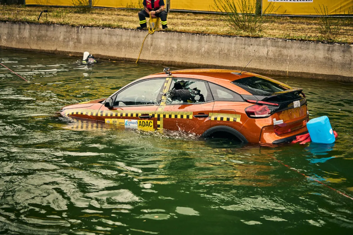 Auto landet im Wasser – So handeln Sie richtig