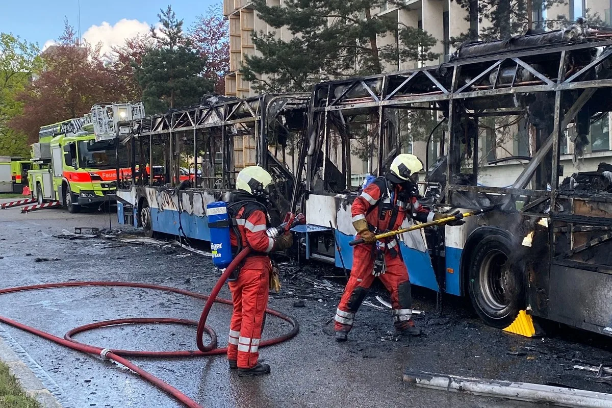 Zürich - Gelenkbus der VBZ am Hönggerberg vollständig ausgebrannt