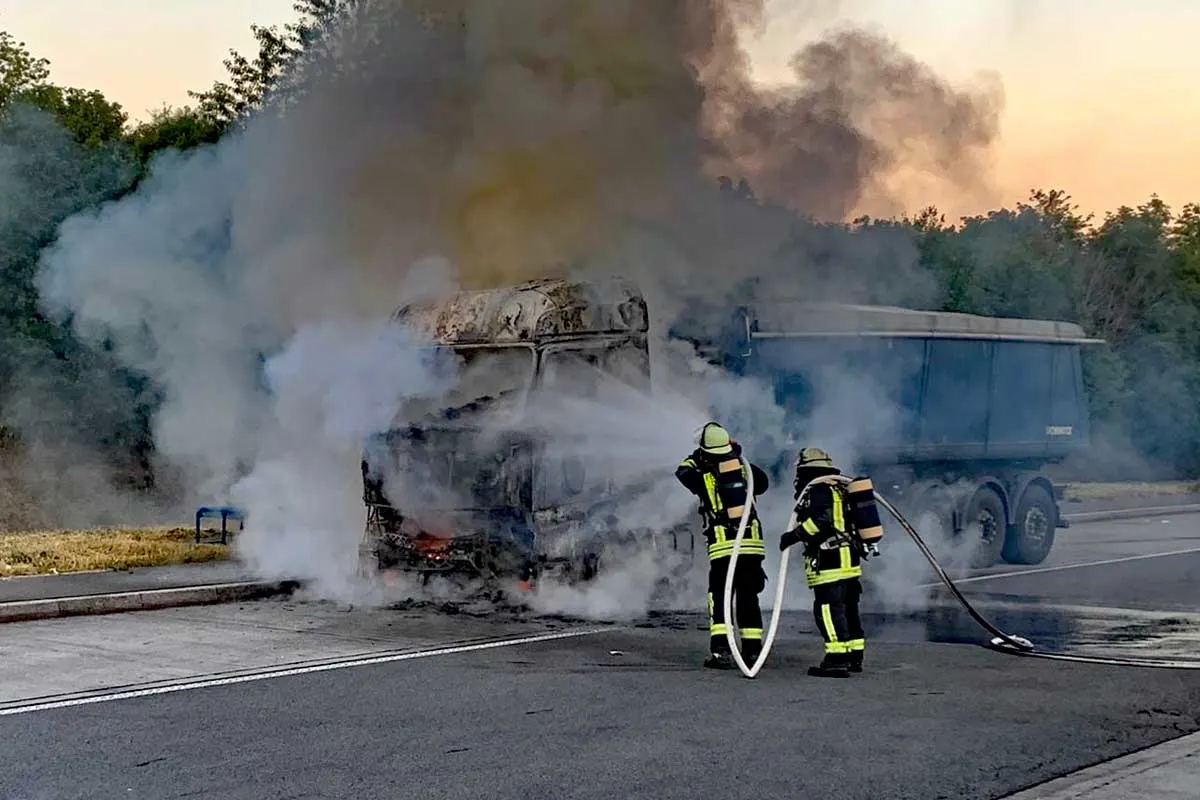 Dortmund - LKW-Zugmaschine komplett ausgebrannt