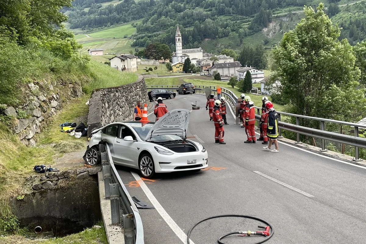  Berninastrasse H29 in S. Carlo GR nach Unfall gesperrt 