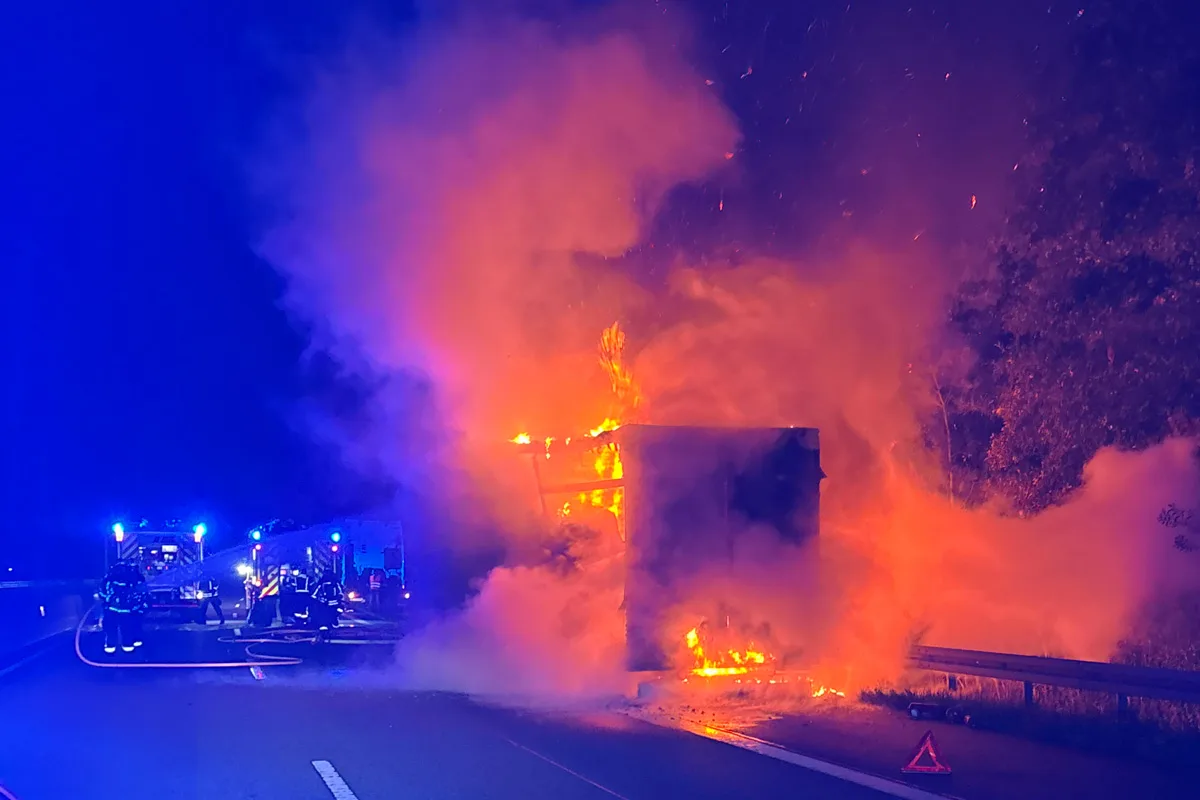 A7 Fulda HE – Sattelauflieger auf Autobahn in Brand geraten