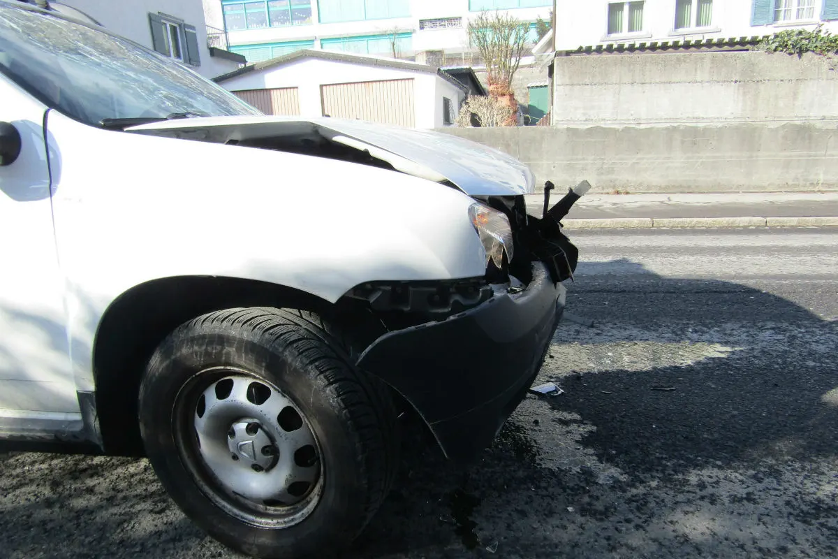 Netstal GL - Unfall auf Landstrasse