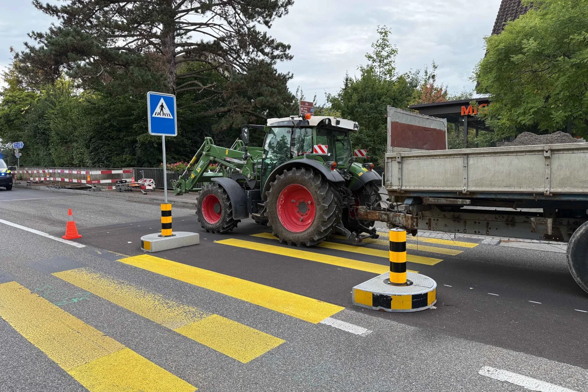 Frick AG – Fussgänger nach Kollision mit Traktor im Spital verstorben
