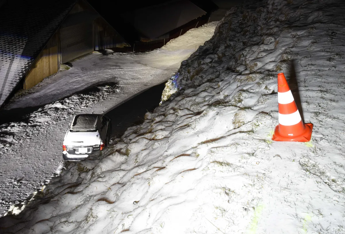 Illgau SZ – Auf schneebedeckter Strasse Kontrolle verloren und 10 Meter über Abhang gestürzt
