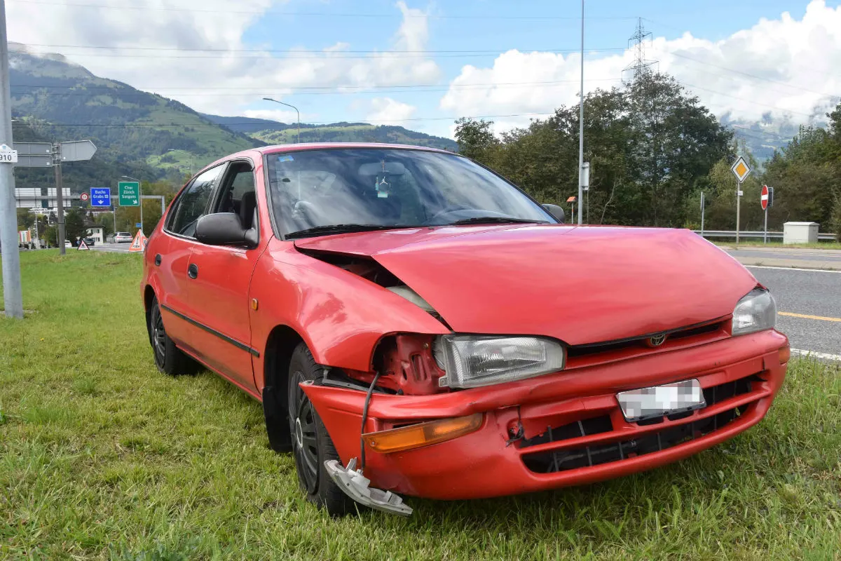 Buchs SG - 30-Jähriger ist abgelenkt und fährt in vorderes Auto!