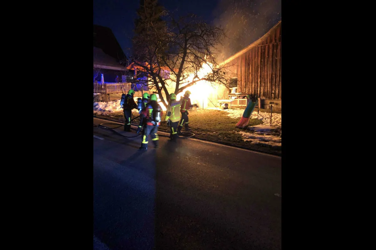 Flawil SG - Gartenhäuschen in Vollbrand