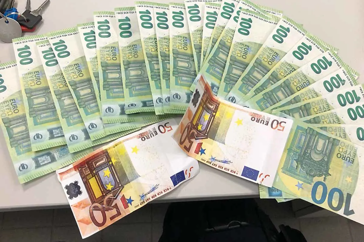 Fahrzeugkontrolle mit Folgen in Aachen - Polizei entdeckt Falschgeld!