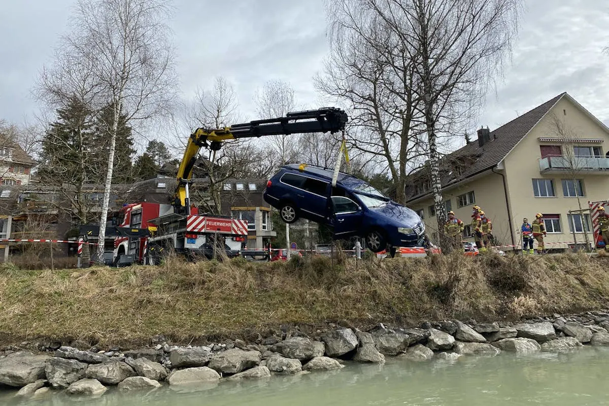 Bern – Auto bei Selbstunfall in Aare gelandet