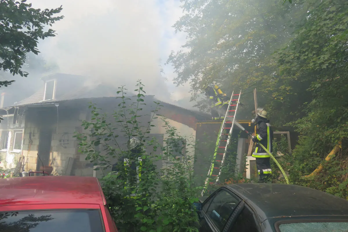Essen-Kupferdreh – Wohnungsbrand – eine verletzte Person und ein toter Hund und ein toter Papagei