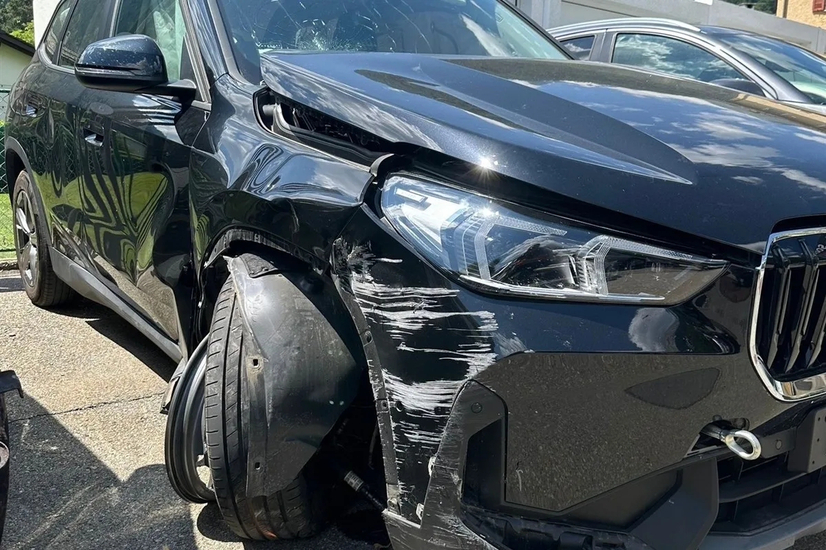 Brusio GR - BMW mit Totalschaden nach Kollision mit Mauer