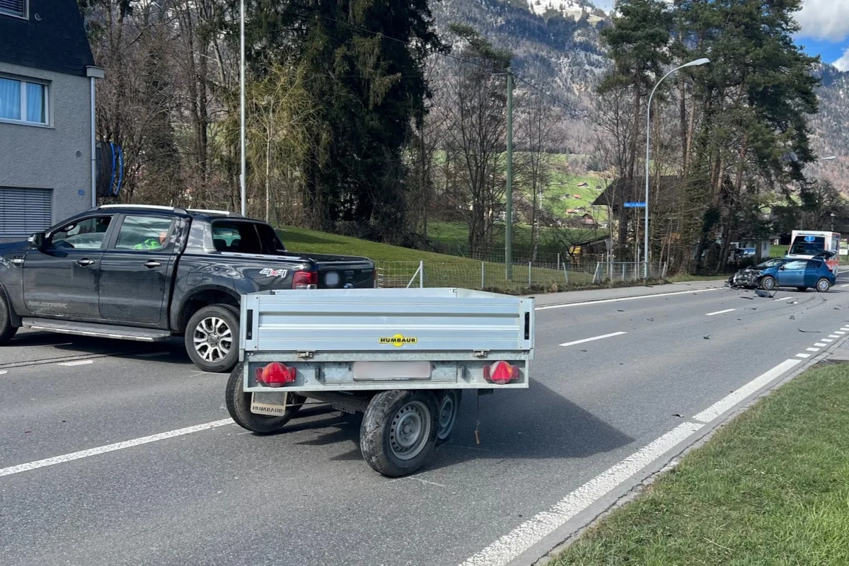 Alpnach OW – Kollision zwischen Lieferwagen und Personenwagen