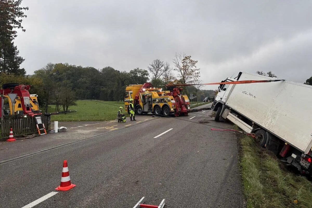 Winkel ZH - Lastwagen zur Seite gekippt - Strasse gesperrt