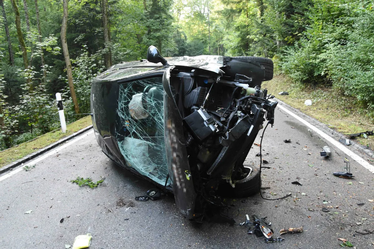 Untereggen SG - Auto kippt zur Seite