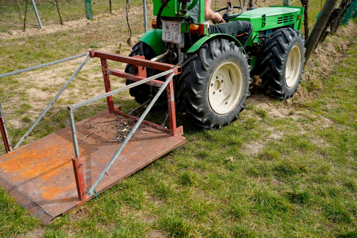 Schwer verletzter Landwirt unter Traktor eingeklemmt: Rettung per Hubschrauber
