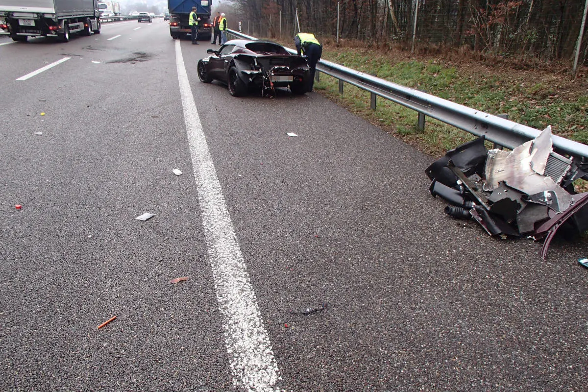 A1 Kölliken AG - Vier Fahrzeuge durch Schleuderunfall beschädigt