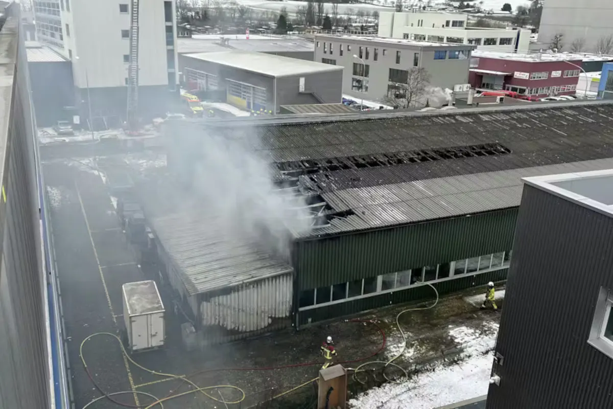 Brügg BE – Garage und Firmengebäude bei Brand beschädigt