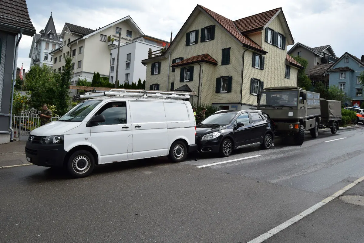 Herisau AR - Drei Fahrzeuge in Auffahrkollision verwickelt