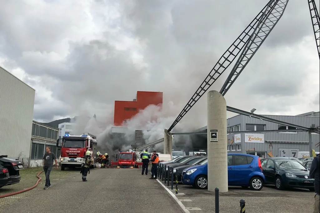 Sachschaden in Aesch BL - Brand in Firma heute Mittag