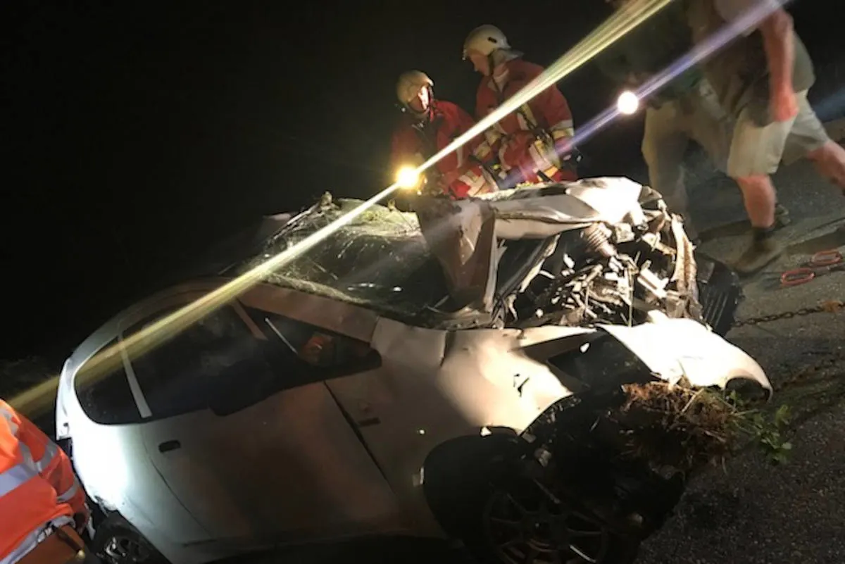 Unterschächen UR - Auto stürzt rund 100 Meter einen Hang hinunter