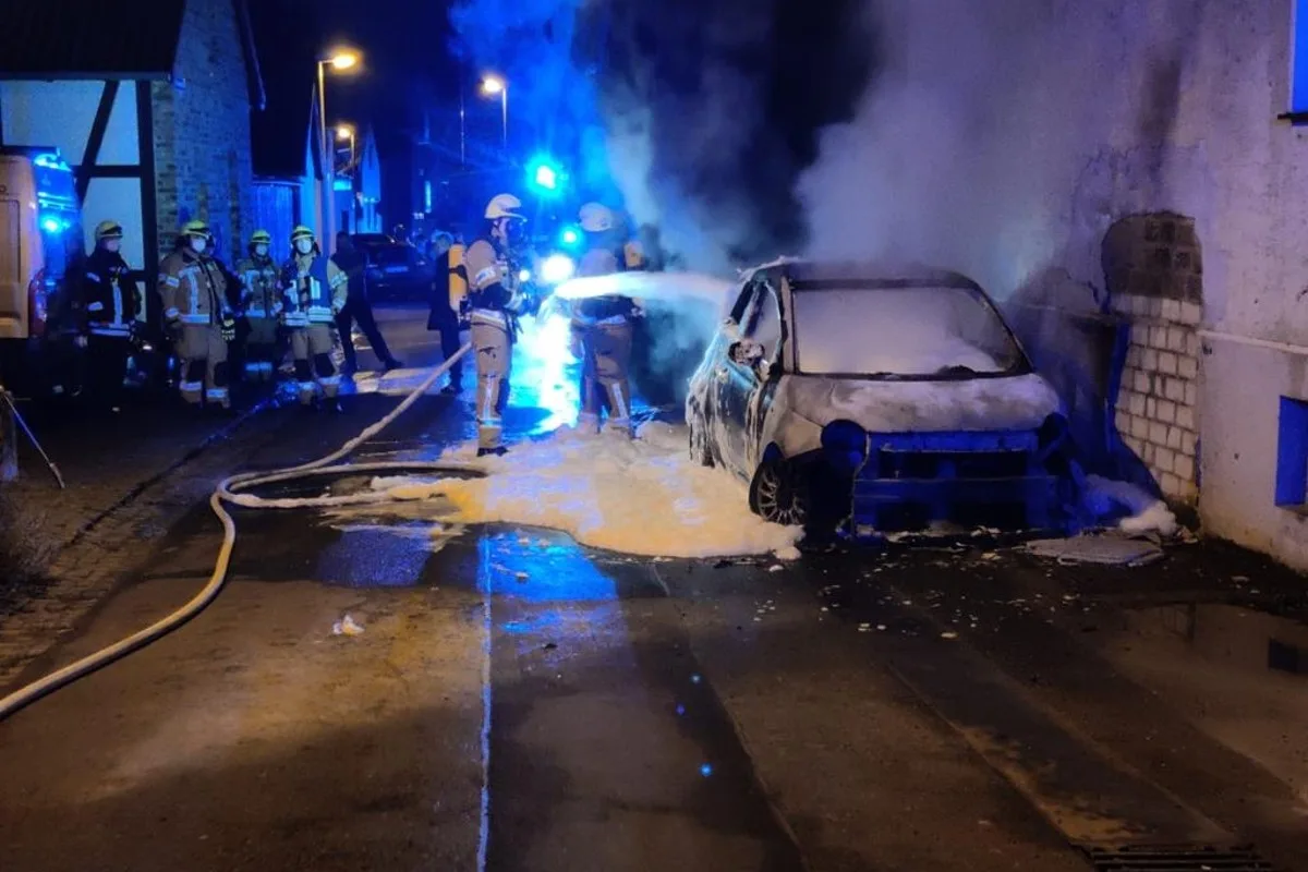 Pulheim - Hybridfahrzeug gerät in Brand
