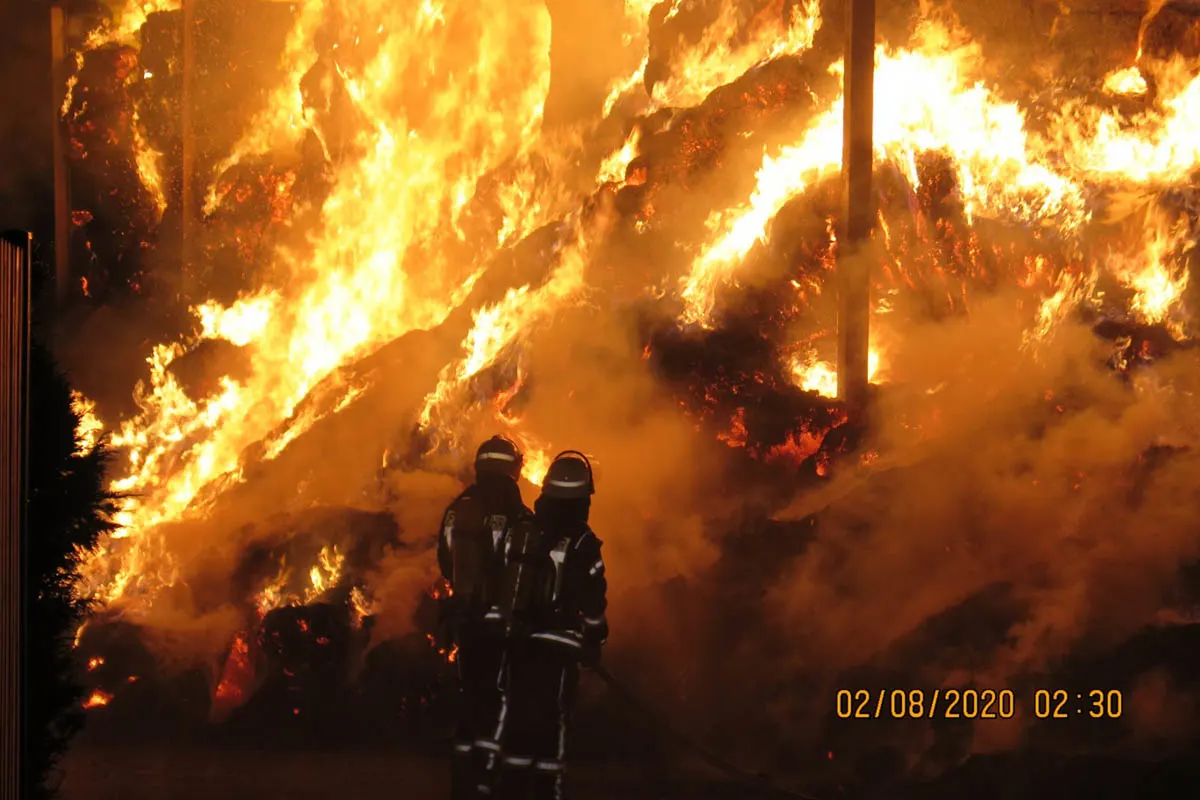 Selfkant  - Strohhallenbrand mit 2.000 Großballen Stroh