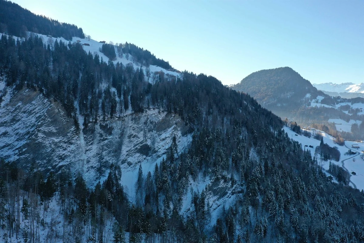 Grüsch GR - 23-Jähriger Skifahrer stirbt nach Sturz über Felswand