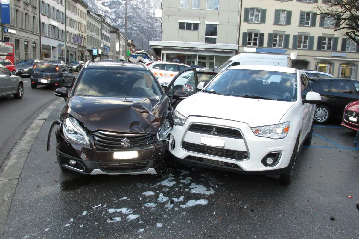 Glarus GL - Auto stösst mit Linienbus zusammen