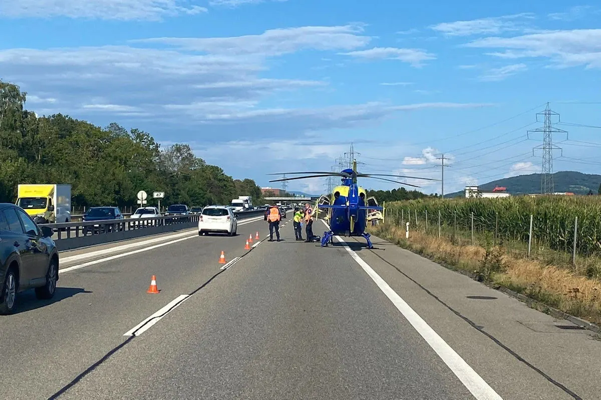 A1 Oberbuchsiten SO – Rettungshelikopter im Einsatz nach Auffahrunfall zwischen zwei Autos