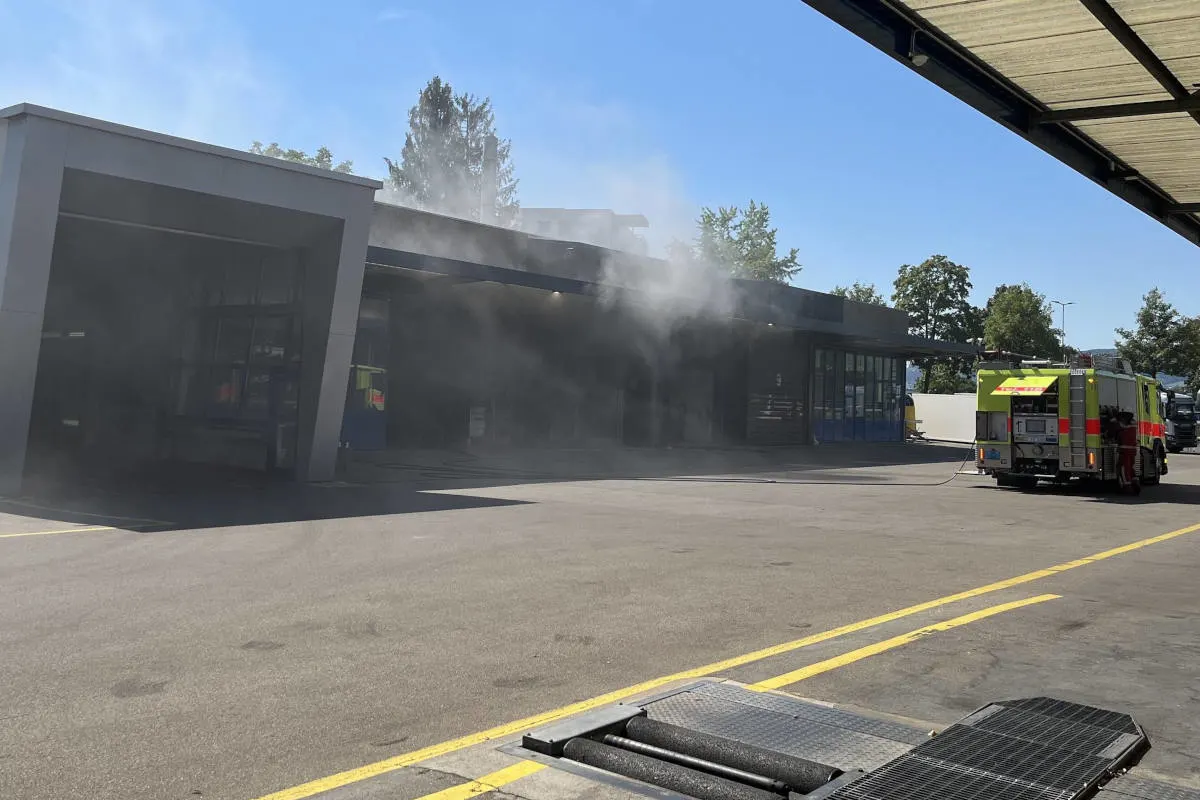 Uster ZH – Über hunderttausend Franken Schaden nach Brand in Gewerbehalle