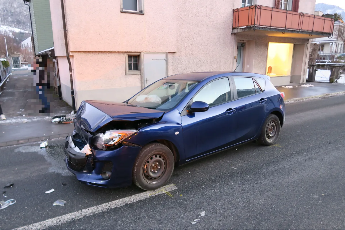 Näfels GL - Abbiegeunfall mit drei beschädigten Fahrzeugen